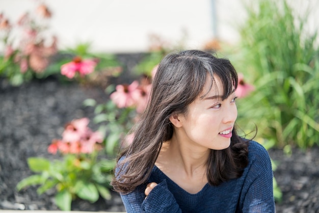 Giovane donna sorridente