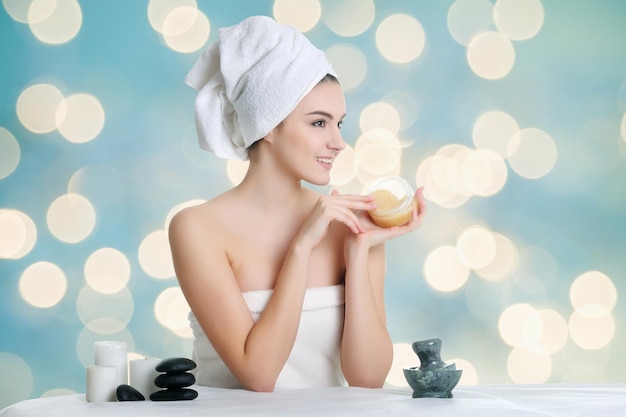 Giovane donna spa che si tocca il viso dopo un trattamento di bellezza