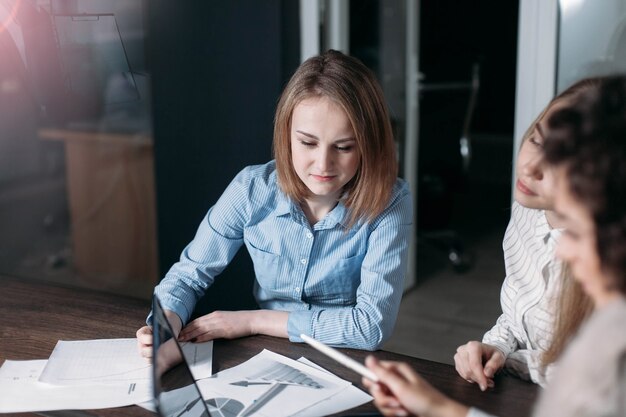 giovane donna specialista in ufficio primo lavoro concetto abilità dello studente