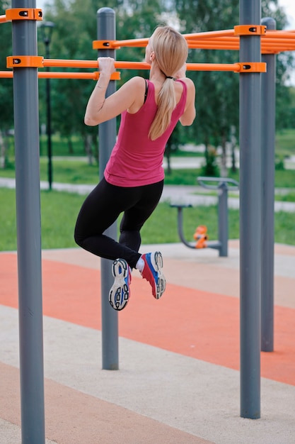 Giovane donna sportiva che fa sport all'aperto, esercizi di fitness.