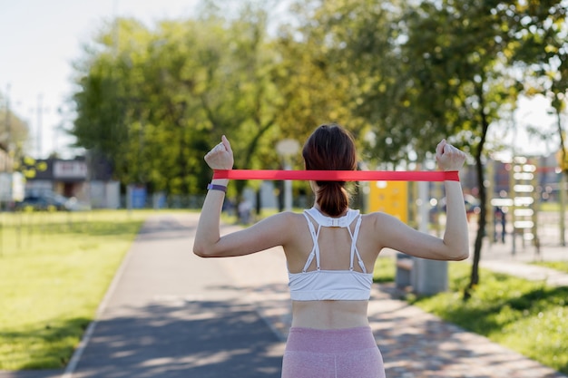 Giovane donna sportiva che fa sport all'aperto nel parco