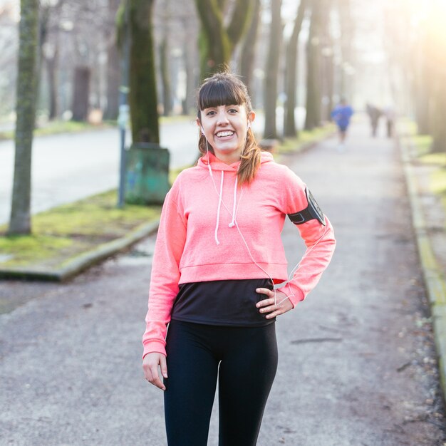 Giovane donna sportiva che riposa dopo attività di fitness.