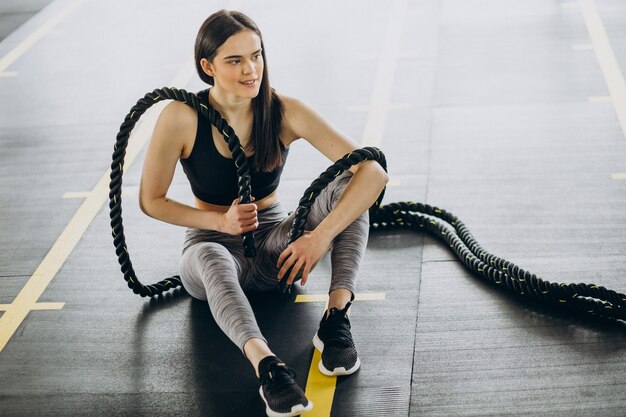 Giovane donna sportiva che si esercita in palestra