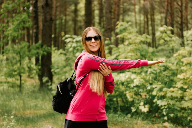 Giovane donna sportiva che si esercita nella foresta