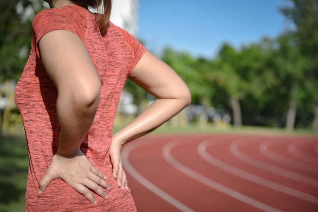 Giovane donna sportiva che soffre di mal di schiena