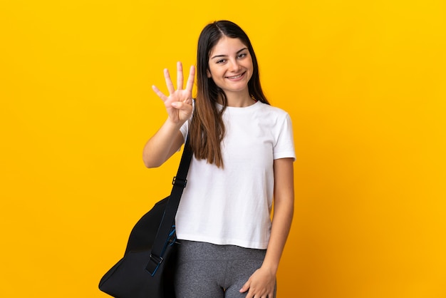 Giovane donna sportiva con borsa sportiva