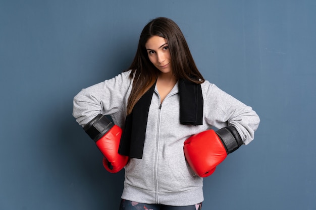 Giovane donna sportiva con guantoni da boxe