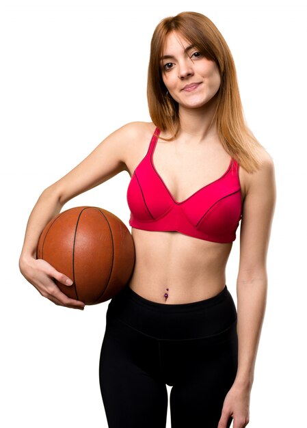 Giovane donna sportiva con palla di basket