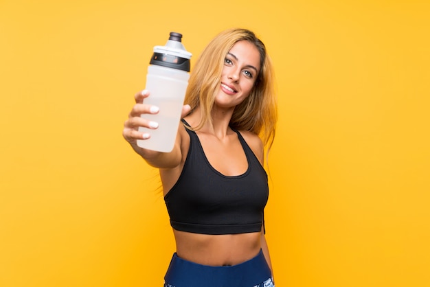 Giovane donna sportiva con una bottiglia d'acqua