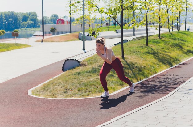 giovane donna sportiva facendo esercizio di stretching passeggiata