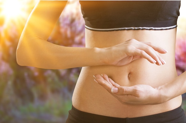 Giovane donna sportiva in abiti neri