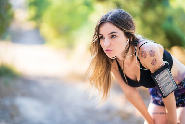 Giovane donna sportiva in un parco all'aperto