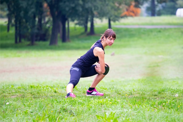 Giovane donna streching nel parco