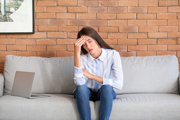 Giovane donna stressata a casa