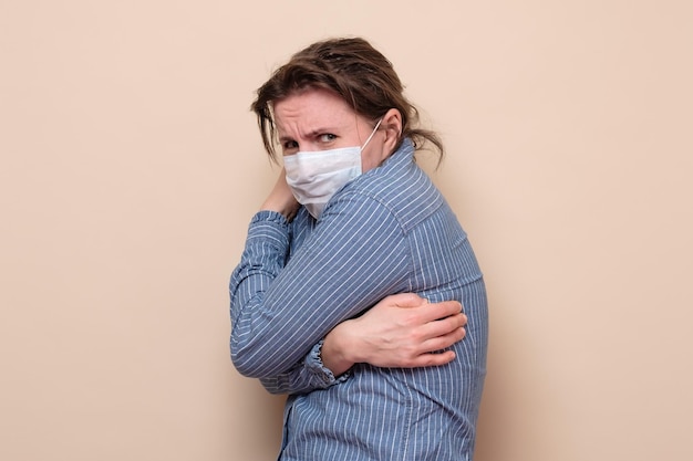 Giovane donna stressata che indossa una maschera protettiva per non farsi arrabbiare