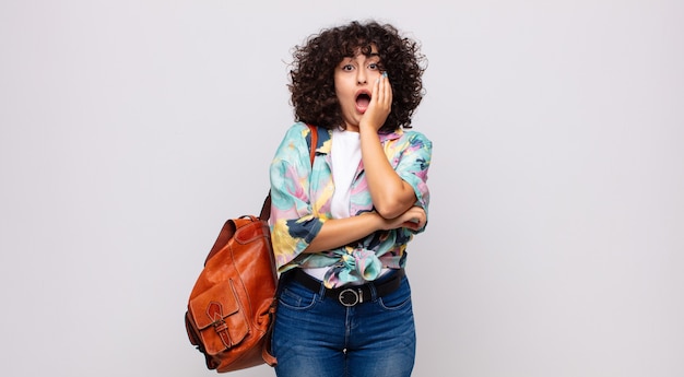 giovane donna stupita con i capelli afro