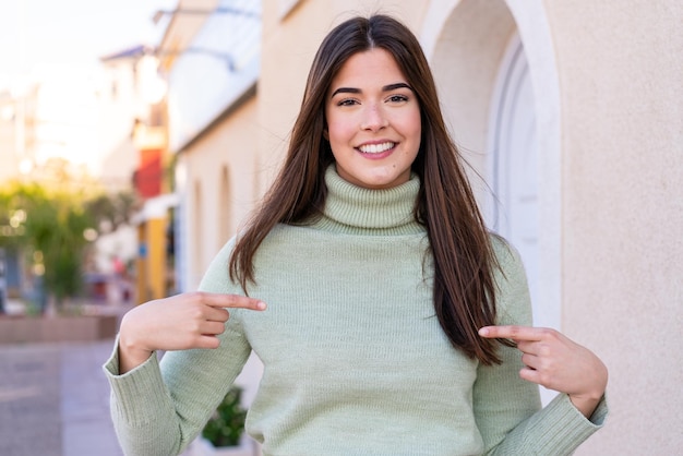 Giovane donna su sfondo isolato