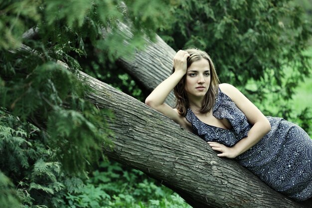 Giovane donna su un albero