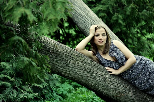 Giovane donna su un albero