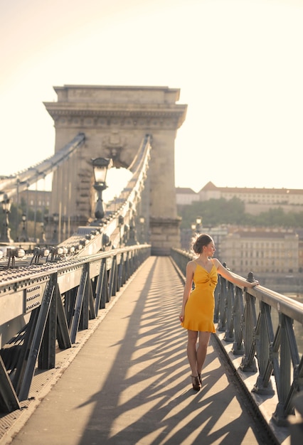 giovane donna su un ponte a budapest