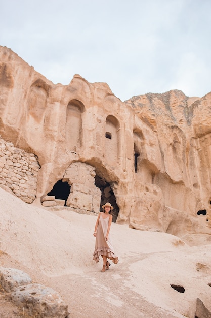 Giovane donna sul bordo del canyon in cappodocia