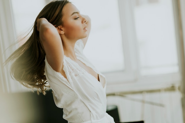 Giovane donna sul letto