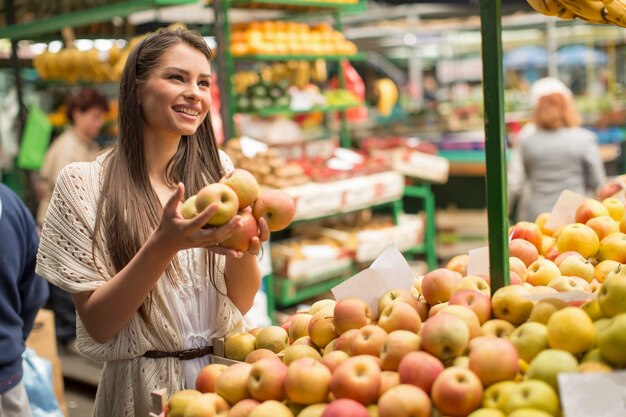 Giovane donna sul mercato