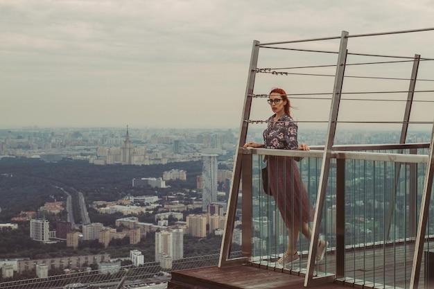 Giovane donna sul ponte di osservazione