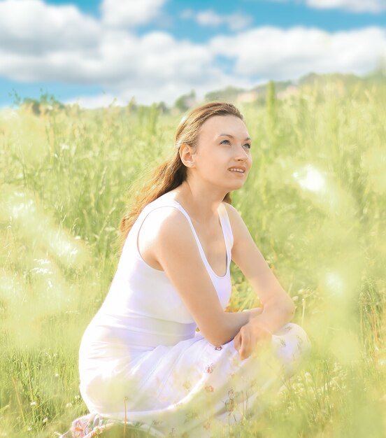 Giovane donna sul prato di primavera.foto con copia spazio