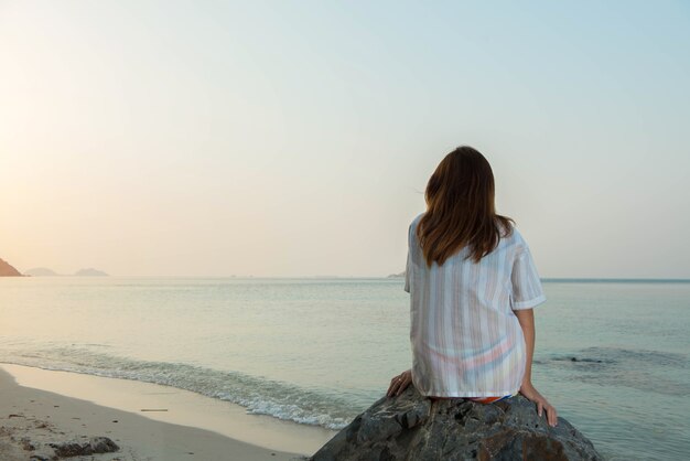 Giovane donna sulla spiaggia, concetto triste