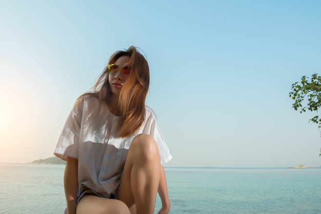 Giovane donna sulla spiaggia ed essere triste concept