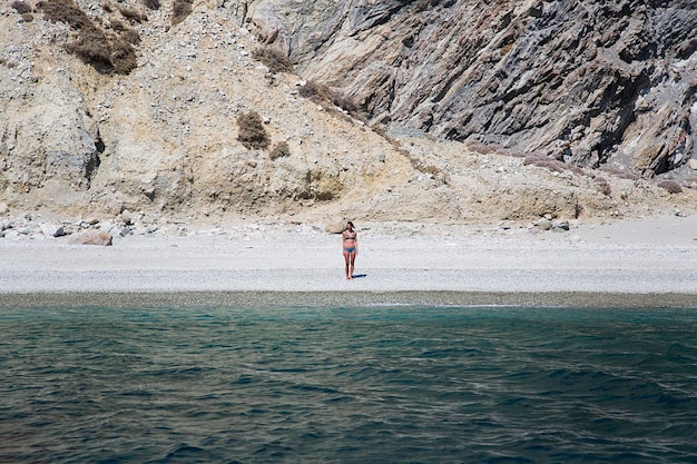 Giovane donna sulla spiaggia