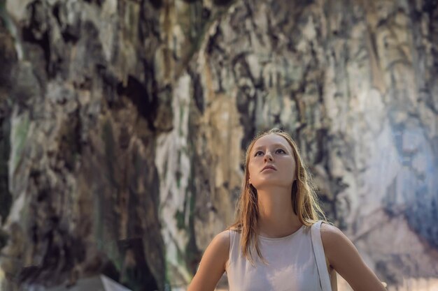 Giovane donna sullo sfondo delle Grotte Batu, vicino a Kuala Lumpur, Malesia. Viaggiare con il concetto di bambini