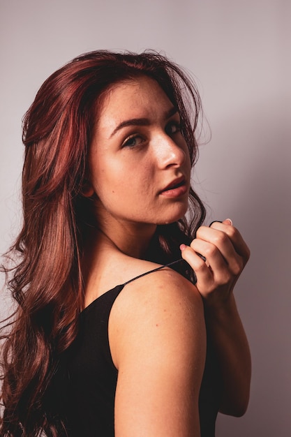 Giovane donna sullo sfondo grigio