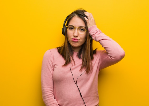 Giovane donna sveglia che ascolta la musica preoccupata e sopraffatta