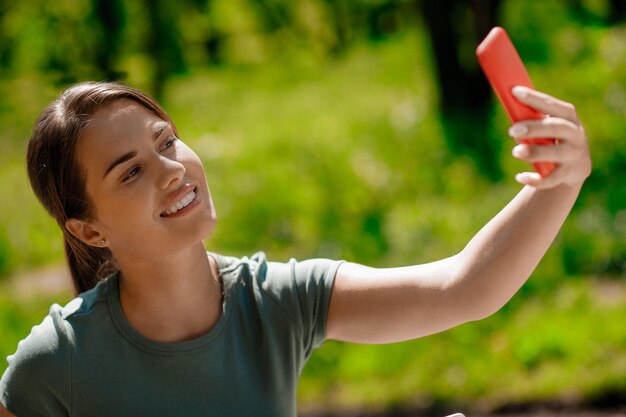 Giovane donna sveglia che fa selfie e che sorride