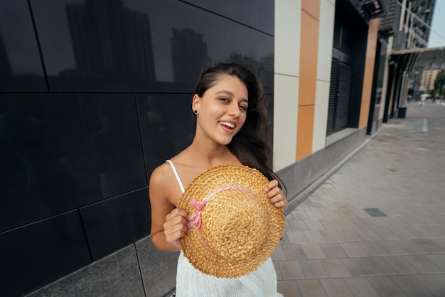 Giovane donna sveglia che ride della macchina fotografica