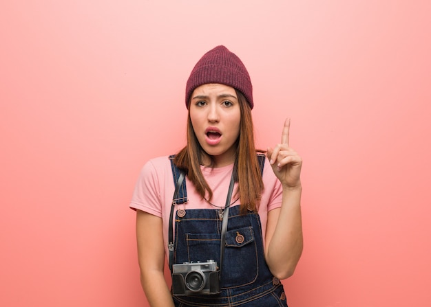 Giovane donna sveglia del fotografo che ha un'idea, concetto di ispirazione