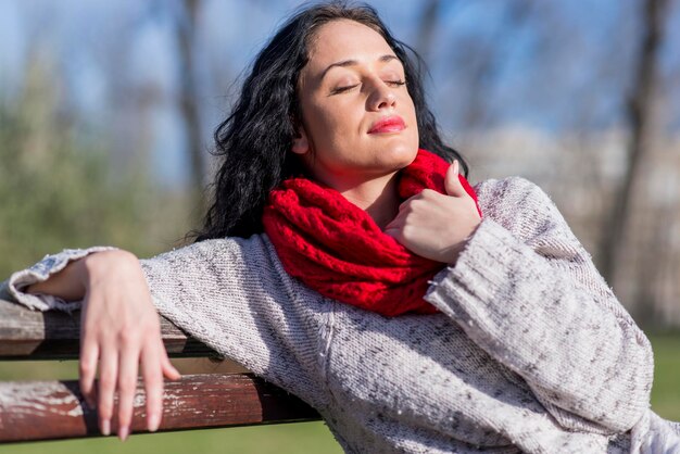 Giovane donna sveglia nel parco