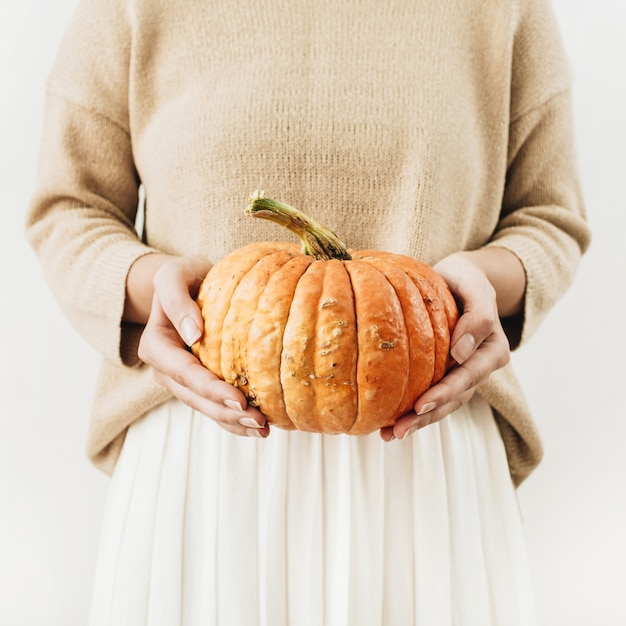 Giovane donna tenere la zucca di Halloween