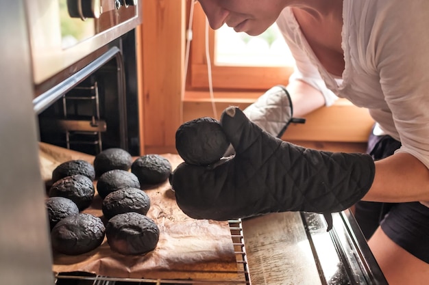 Giovane donna triste caucasica che prende il pane bruciato