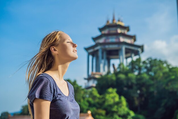 Giovane donna turista nel tempio buddista Kek Lok Si a Penang, Malaysia, Georgetown