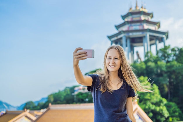 Giovane donna turista nel tempio buddista Kek Lok Si a Penang, Malaysia, Georgetown