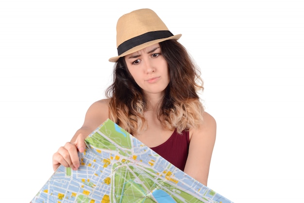 Giovane donna turistica guardando la mappa.