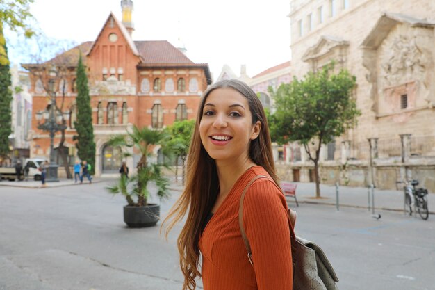 Giovane donna turistica visita la città di Valencia, in Spagna