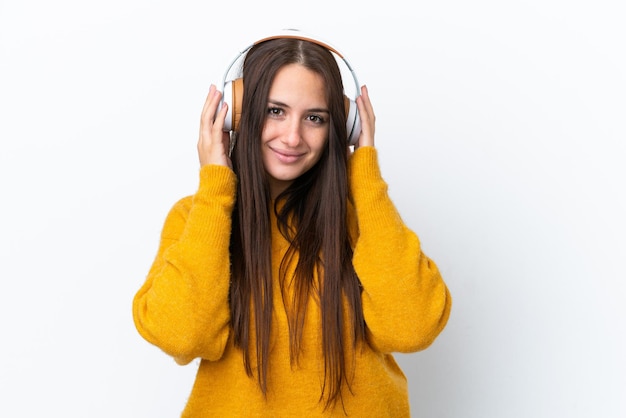 Giovane donna ucraina isolata su sfondo bianco ascoltando musica