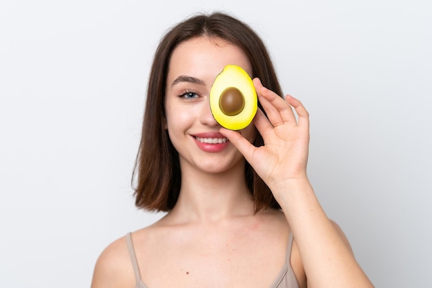 Giovane donna ucraina isolata su sfondo bianco in possesso di un avocado mentre sorride Close up ritratto