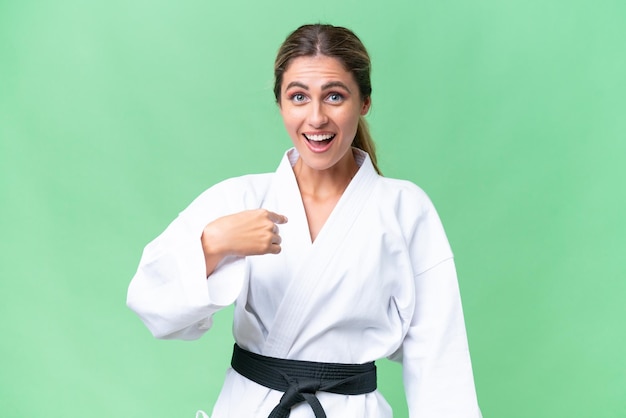 Giovane donna uruguaiana che fa karate su sfondo isolato con espressione facciale a sorpresa
