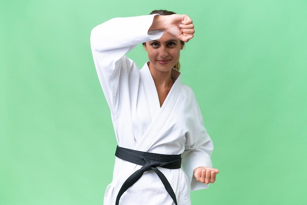 Giovane donna uruguaiana su sfondo isolato facendo karate