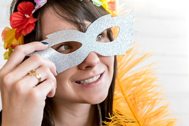 Giovane donna vestita in costume da festa di carnevale